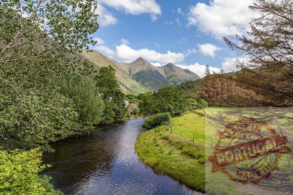 River Coe flowing through Glen Coe Scottish Highlands, Scotland | River Coe winding through a green valley with mountains and trees under a blue sky - Realisiert mit Pictrs.com