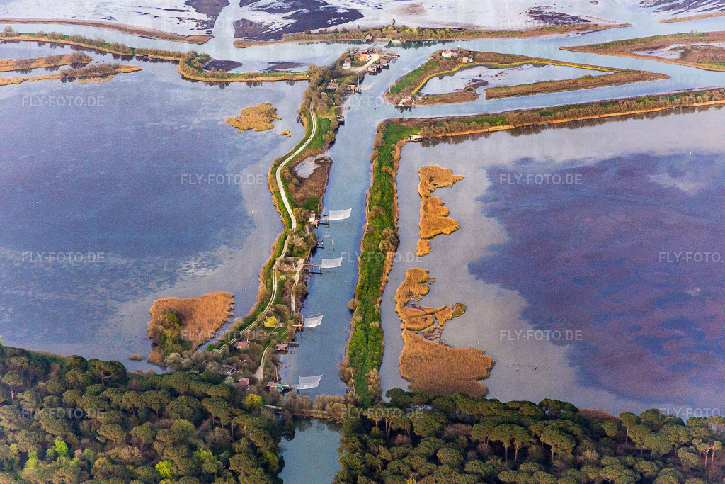 Fischernetze am Molenverlaufes an der Meeres- Küste der Adria in Marina di Ravenna in Emilia-Romagna | Luftbild: Fischernetze am Molenverlaufes an der Meeres- Küste der Adria in Marina di Ravenna in Emilia-Romagna in Ravenna im Bundesland Ravenna in Italien. Foto: IMG_087361.jpg vom 05.04.2016 durch Werner Riehm/FLY-FOTO.de - Realisiert mit Pictrs.com