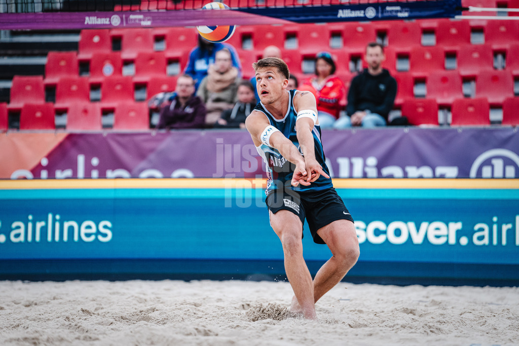 Beachvolleyball | Männer | German Beach Tour 2024 | Tourstop Bremen | 06.06.2024 | Luis Kubo spielt den Ball
