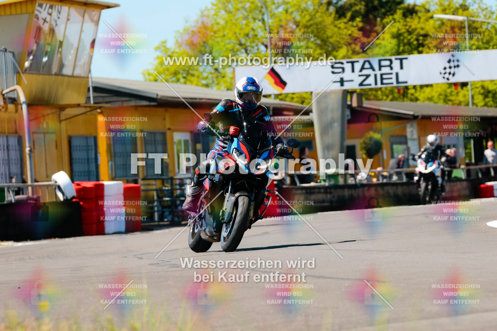 Moto-TeamOBK-21818 | Hier findet Ihr Bilder von Touristenfahrten auf der Nürburgring Nordschleife oder von anderen Veranstaltungen die ich besucht habe. Viel Spass beim Durch Schauen 