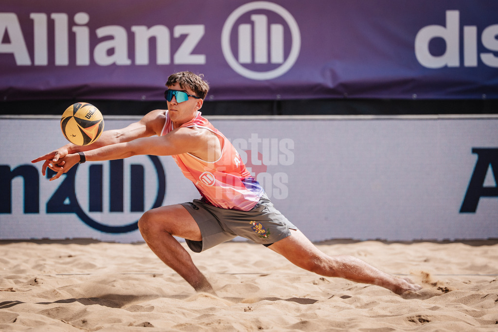 Beachvolleyball | Männer | Allianz German Beach Tour 2025 | Tourstop Düsseldorf | 18.05.2025 | Kristians Fokerots nimmt den Ball an