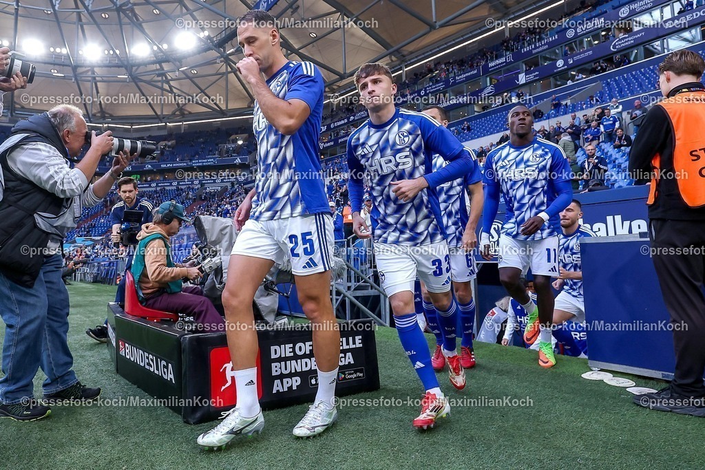 S0426092501038 | 25.09.2025, Fußball, FC Schalke 04 - SpVgg Greuther Fürth, 7.Spieltag, 2. Fußball Bundesliga, Veltins-Arena Gelsenkirchen, Saison 2025 2026: Nikola Katic&nbsp;(Schalke04 #25) Vitalie Becker&nbsp;(Schalke04 #33) DFB regulations prohibit any use of photographs as image sequences and or quasi-video.