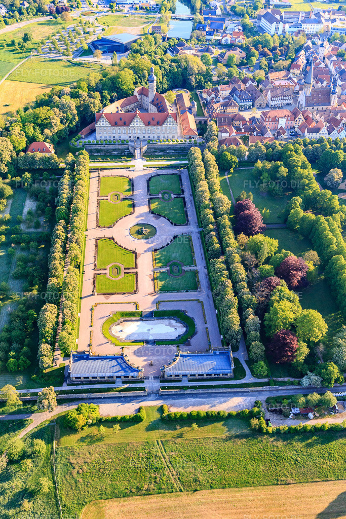 Luftbild: Schloss und Schlossgarten Weikersheim (Schloss des Grafen Wolfgang von Hohenlohe aus dem 17. Jh. mit prachtvollem Rittersaal und Garten mit Statuen.) in Weikersheim im Bundesland Baden-Württemberg in Deutschland. Foto: IMG_146399.jpg vom 10.05.2025 durch Werner Riehm/FLY-FOTO.deKulturschätze BW - Allgemeine Nachrichten und Kulturbeiträge