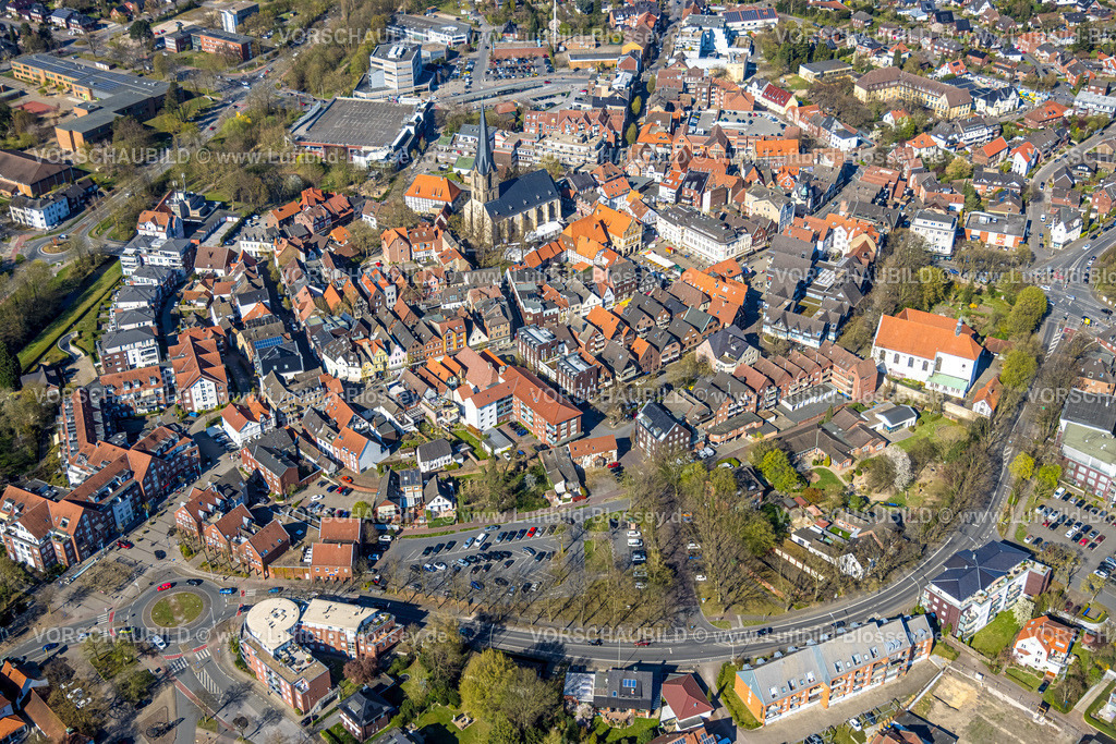 Werne250403223 | Luftbild, St. Christophorus Kirche und historisches Rathaus am Marktplatz in der Altstadt, rechts das Kapuzinerkloster, Werne, Ruhrgebiet, Nordrhein-Westfalen, Deutschland