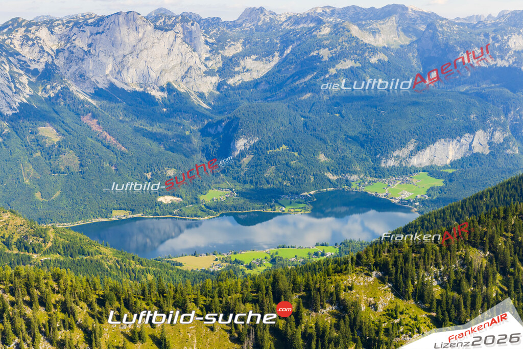 Luftaufnahme von Grundlsee - Die Luftaufnahme wurde 2025 vom UL-Flugzeug heraus erstellt ( keine Drohne ) - Hochauflösende Luftaufnahme - für professionelle Ausdrucke geeignet. Die Geschenkidee !Mit Lizenz und Bildrechte bestellbar