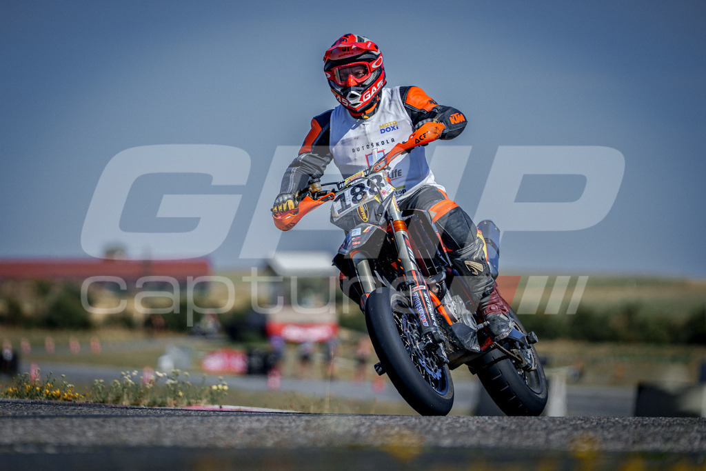 SuperMoto_Staatsmeisterschaft_Fuglau-1031 | GRIPcapture steht für authentische Sportfotografie in Österreich – für Momente, die mehr sind als Geschwindigkeit oder Ergebnis. Es geht um Emotion, Spannung, Fokus und den Augenblick, der oft nur einen Wimpernschlag dauert.Ob Motorsport, Teamsport oder 