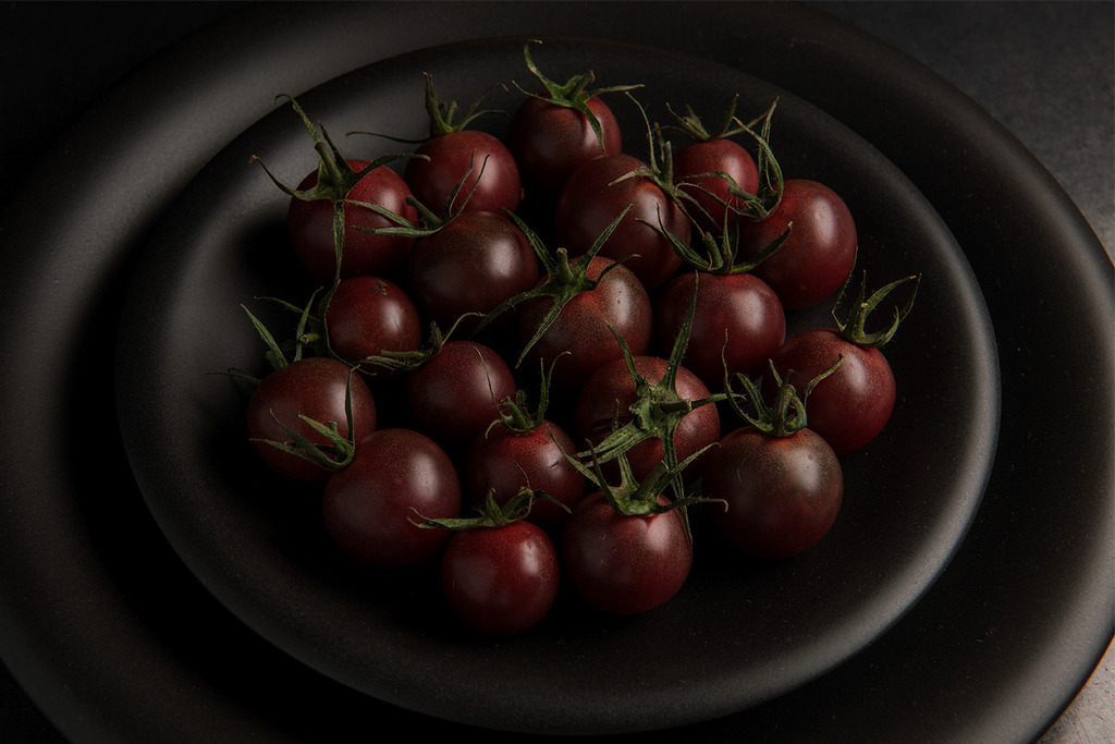 black tomatoes | schwarzer Tomaten auf schwarzem Teller - Realisiert mit Pictrs.com
