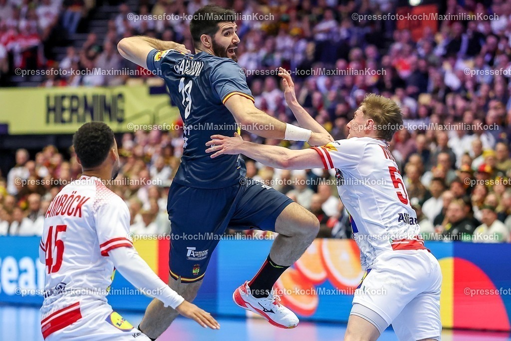 EHF17012601089 | 17.01.2026, Handball, Men's EHF EURO 2026, Österreich - Spanien, Jyske Bank Boxen in Herning, Dänemark, Preliminary Round: xde18 im Zweikampf gegen   Eric Damböck (Austria #45)  Jakob Nigg (Austria #57) 