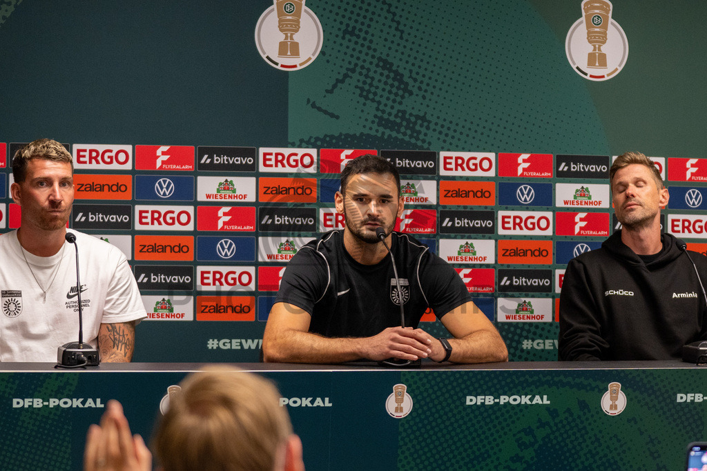 SG Sonnenhof Großaspach vs. Arminia Bielefeld, Fussball, DFB-Pokal, 1. Runde, 22.08.2026 | Lucca Volkmer (Pressesprecher SG Sonnenhof Großaspach),SG Sonnenhof Großaspach vs. Arminia Bielefeld, Fussball, DFB-Pokal, 1. Runde, 22.08.2026,DFB regulations prohibit any use of photographs as image sequences and/or quasi-video
