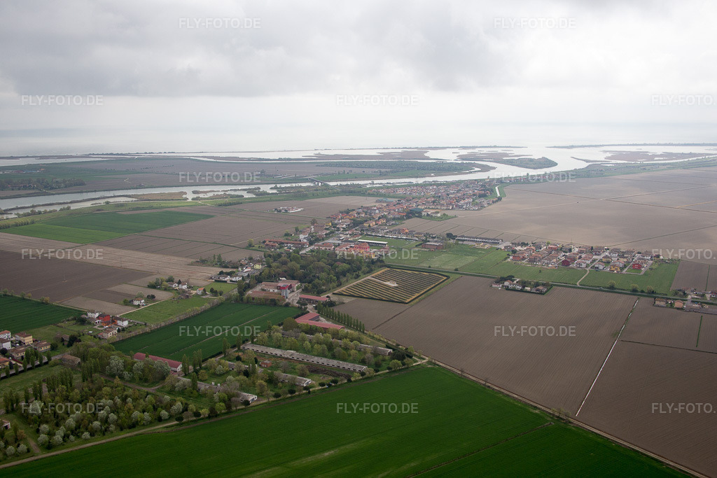 Luftbild: Ortsansicht in Scardovari im Bundesland Venetien in Italien. Foto: IMG_087662.jpg vom 09.04.2016 durch Werner Riehm/FLY-FOTO.de