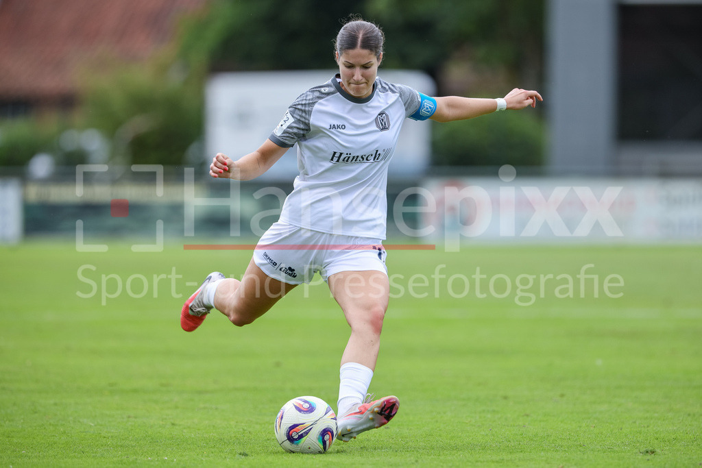 Fussball, Testspiel Frauen, SV Meppen - VfL Bochum | Anouk Blaschka (SV Meppen, 10) am Ball, Freisteller, Einzelbild, Ganzkörper, Aktion, Action, Spielszene