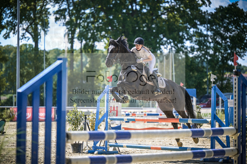 DOS_2184 | Entdecke hochwertige Reitturnierfotos von Foto Oger. Professionell, emotional und authentisch – jetzt Lieblingsmomente im Shop bestellen.Deutschlandweite Turnierfotografie. - Realisiert mit Pictrs.com