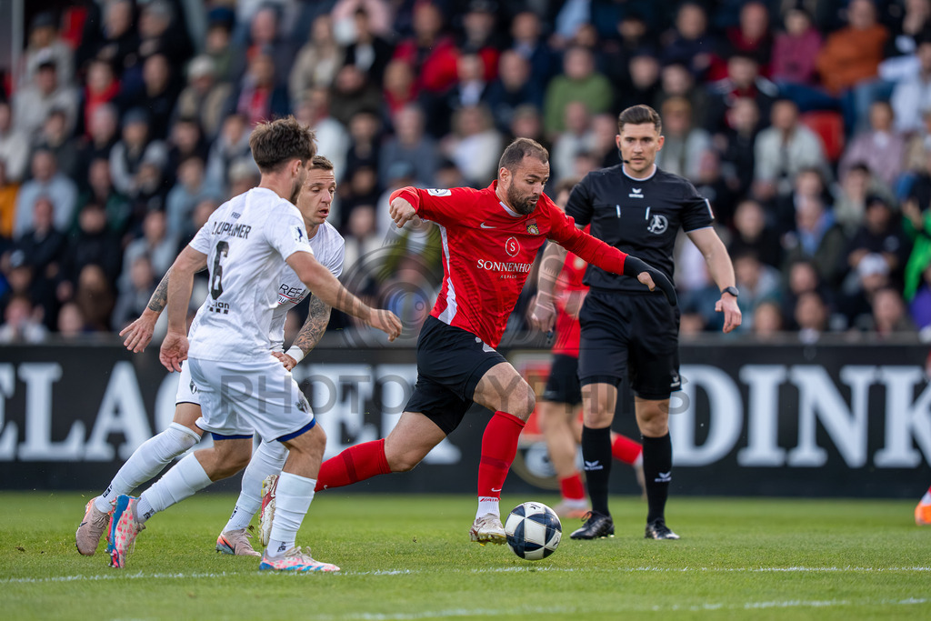 SG Sonnenhof Großaspach vs. SGV Freiberg, Fussball, Regionalliga Suedwest, 30. Spieltag, 22.04.2026 | Fabian Eisele (SG Sonnenhof Großaspach, #23) am Ball gegen Marco Kehl-Gomez (SGV Freiberg, #10) und Lukas Laupheimer (SGV Freiberg, #06),SG Sonnenhof Großaspach vs. SGV Freiberg, Fussball, Regionalliga Suedwest, 30. Spieltag, 22.04.2026
