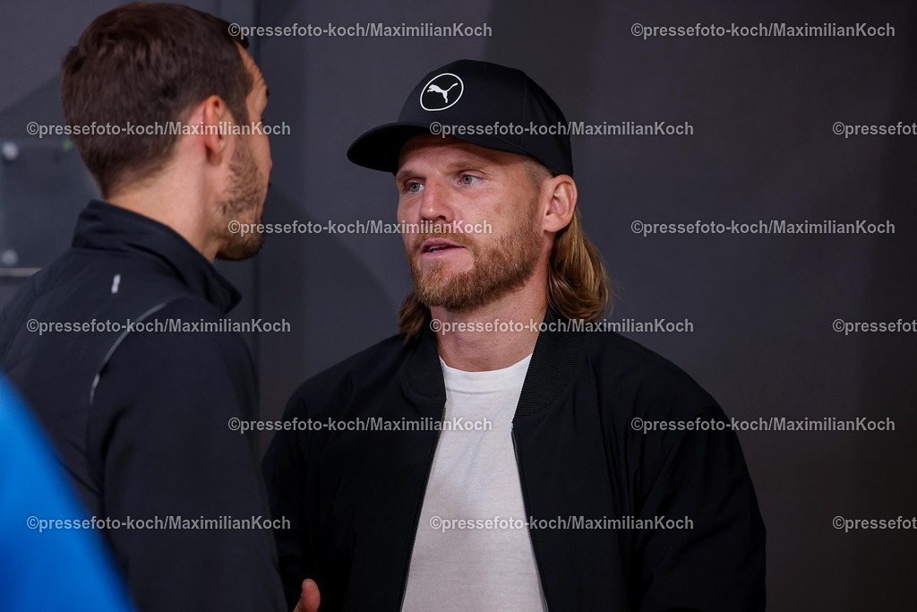 BMG05102502211 | 05.10.2025, Fußball, Borussia Mönchengladbach - SC Freiburg, 1. Fußball Bundesliga, Borussia-Park, Saison 2025 2026: Cheftrainer Eugen Polanski (Borussia Mönchengladbach) DFB regulations prohibit any use of photographs as image sequences and or quasi-video.