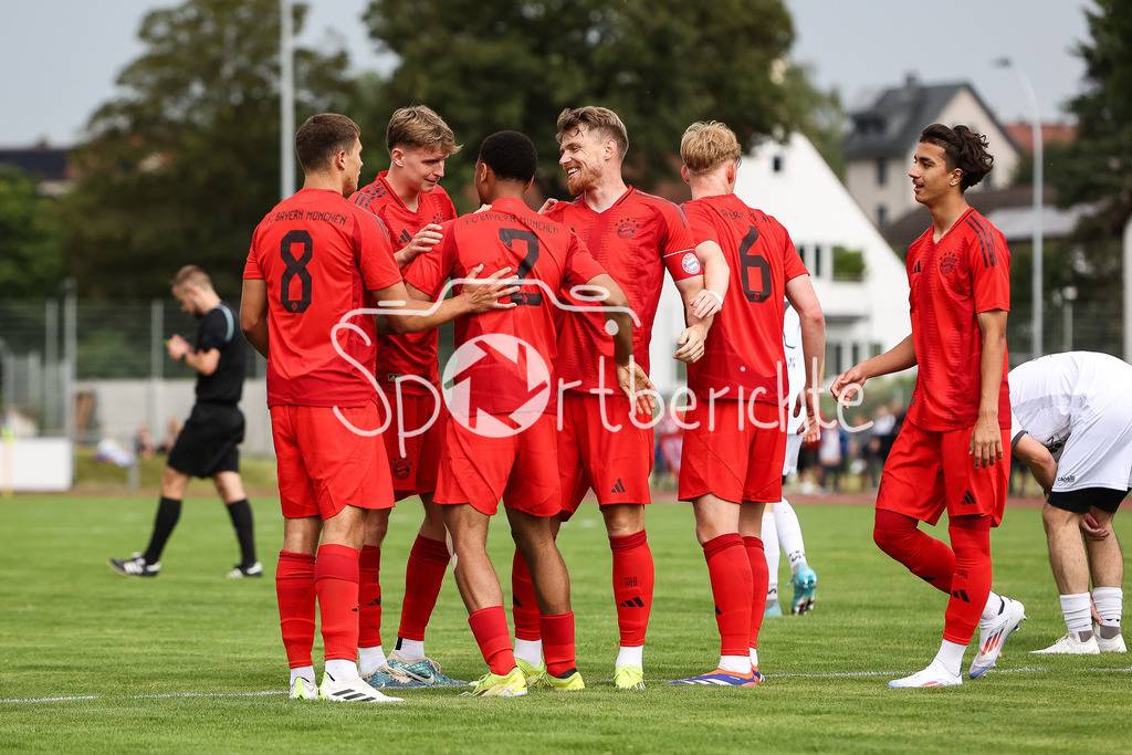 SSV Dillingen - FC Bayern Amateure | Die Bayern jubeln ueber einen Treffer beim Testspielerfolg in Dillingen / Vincent MANUBA (FCB #2)