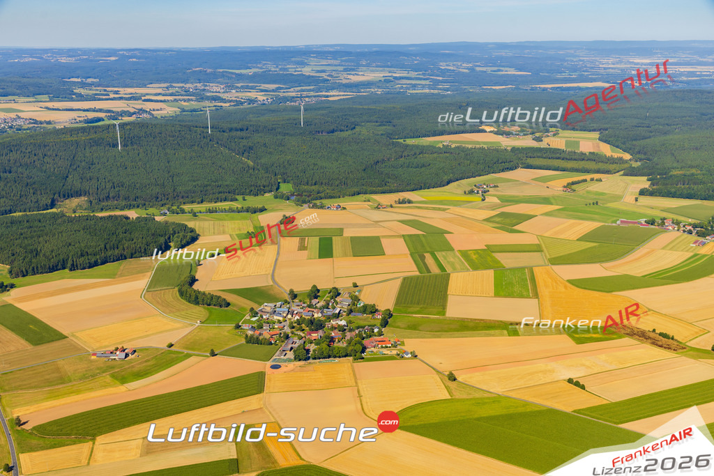Schrägluftbild  Höflas  Konnersreuth - Das Luftbild wurde 2025 vom UL-Flugzeug heraus erstellt ( keine Drohne ) - Hochauflösende Luftaufnahme -Nicht vergleichbar mit Google Maps oder Satelittenbilder- Die Geschenkidee !Mit Lizenz und Bildrechte bestellbar