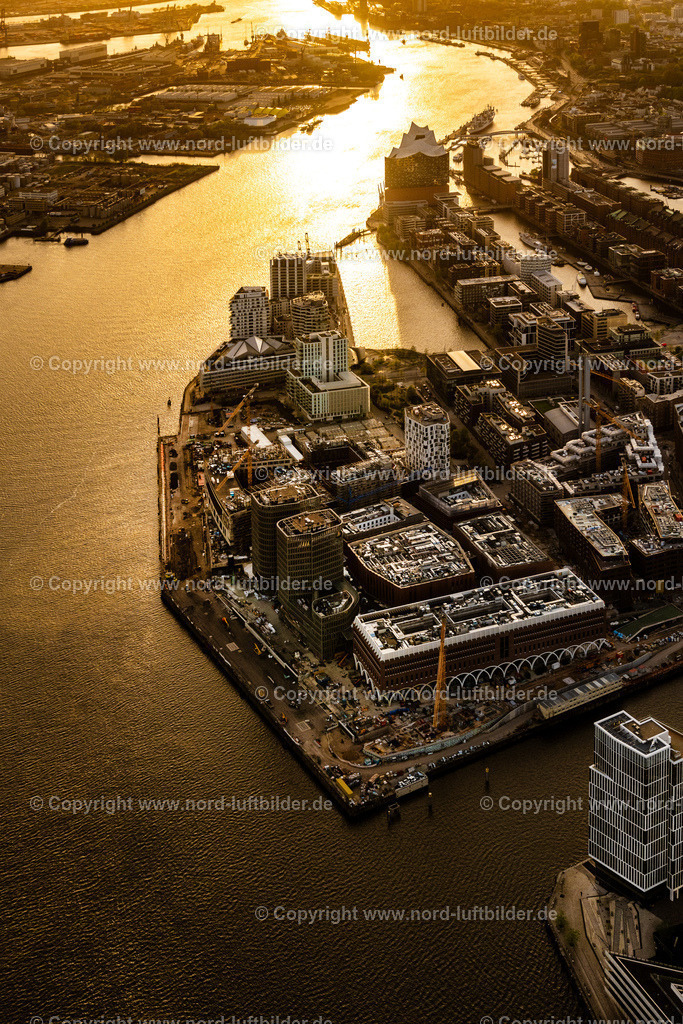 Hamburg_Hafencity_Sandtorkai_Baustelle_ELS_1751140424 | HAMBURG 14.04.2024 Baustelle zum Neubau des Gebäudekomplexes des Einkaufszentrum am Überseequartier am Chicagokai - Osakaallee im Bereich des ehemaligen Grasbrooks im Ortsteil Hafencity in Hamburg, Deutschland. Weiterführende Informationen bei: CHRISTIAN DE PORTZAMPARC,  Depenbrock Bau GmbH & Co. KG,  F + Z Baugesellschaft, Zweigniederlassung der Hecker Bau GmbH & Co. KG,  Stump-Franki Spezialtiefbau GmbH,  Unibail-Rodamco Germany GmbH,  Unibail-Rodamco ÜSQ Süd Quartiersmanagement GmbH. // Construction site for the new building complex of the shopping center at Ueberseequartier at Chicagokai - Osakaallee in the area of the former Grasbrooks in the Hafencity district in Hamburg, Germany. Further information at: CHRISTIAN DE PORTZAMPARC,  Depenbrock Bau GmbH & Co. KG,  F + Z Baugesellschaft, Zweigniederlassung der Hecker Bau GmbH & Co. KG,  Stump-Franki Spezialtiefbau GmbH,  Unibail-Rodamco Germany GmbH,  Unibail-Rodamco UeSQ Sued Quartiersmanagement GmbH. Foto: Martin Elsen