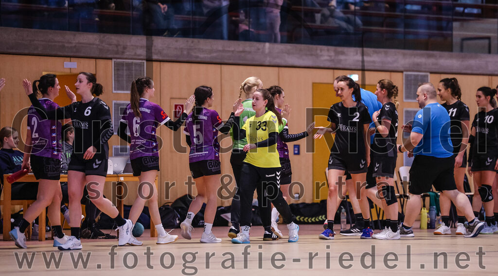 2024-12-14_137_SpVgg_Altenerding_gegen_SVA_Palzing | Erding, Deutschland, 14.12.2024:Handball, Bezirksoberliga Frauen Altbayern 2024 / 2024, 9. Spieltag, SpVgg Altenerding gegen SVA Palzing, Endergebnis: 20:30Amelie Teibl (SVA Palzing, #6), Lena Graf (SpVgg Altenerding, #6), Julia Kübelsbeck (SpVgg Altenerding, #5), Torfrau Sandra Huber (SVA Palzing, #33), Anja Schmidt (SVA Palzing, #2)Foto: Christian Riedel / fotografie-riedel.net