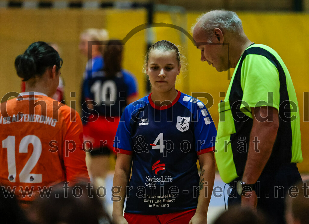 2023-10-14_007_SpVgg_Altenerding_gegen_HSG_Freising_Neufahrn_Damen | Erding, Deutschland, 14.10.2023:
Handball, Bezirksliga Frauen Altbayern 2023 / 2024, 3. Spieltag, SpVgg Altenerding II gegen HSG Freising-Neufahrn II, Endergebnis: 23:28

Torfrau Anna-Lena Schmitt (SpVgg Altenerding, #12), Sofia Knecht (HSG Freising-Neufahrn, #4)

Foto: Christian Riedel / fotografie-riedel.net