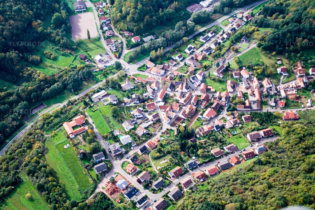 Luftbild: Dorf im Pfälzerwald von Osten in Waldhambach im Bundesland Rheinland-Pfalz in Deutschland. Foto: IMG_4389.jpg vom 22.10.2006 durch Werner Riehm/FLY-FOTO.de