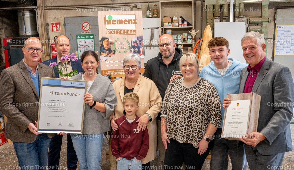 Hiemenz_Schreinerei-4 | ble, Einhausen, Schreinerei Hiemenz, Einhausen, von links: Jörg Leinekugel (Kreishandwerksmeister), Dietmar Schott (,Geschäfdtsaführer Kreishandwerkerschaft), Judith Florl mit  Christiane Hiemenz mit Enkel Tim, , Christopher Hiemenz, Isabel Hiemenz, Paul Hiemenz, Helmut Glanzner, , Bild: Thomas Neu
