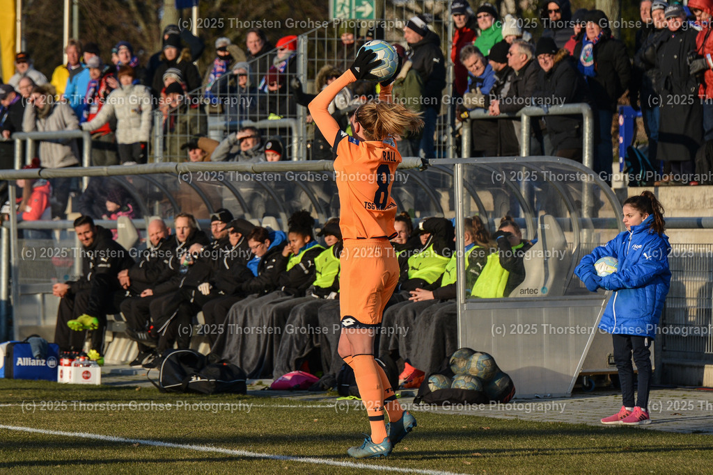 Fussball-BL Frauen 1. FFC Frankfurt vs. TSG 1899 Hoffenheim | Maximiliane Rall #8 (TSG 1899 Hoffenheim); Fussball-BL Frauen 1. FFC Frankfurt vs. TSG 1899 Hoffenheim, Fussball-Bundesliga Frauen am 24.02.2018 im Stadion am Brentanobad in Frankfurt/Main, (Deutschland) - Realisiert mit Pictrs.com