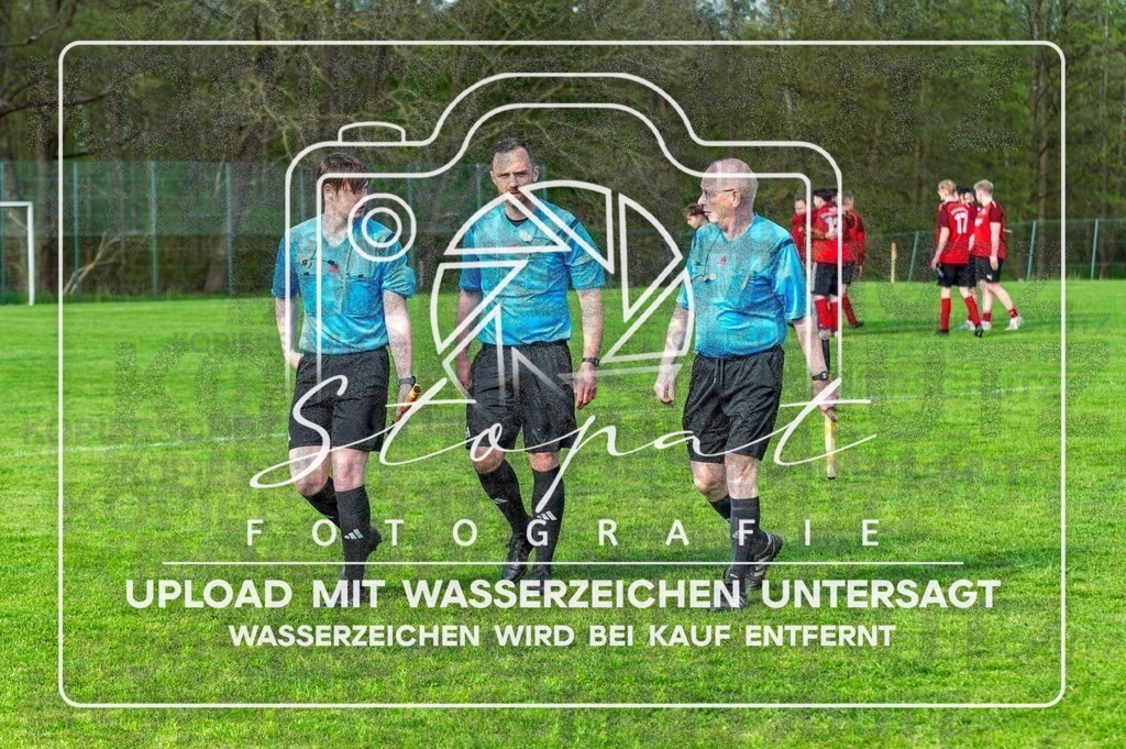 Kreisliga Herren HK - FG Fulde-Stellichte vs. SG Wintermoor-Schuelern | Max Pritzke (Schiedsrichter), Stian Oehlerking Schiedsrichterassistent), Wilhelm Dreyer (Schiedsrichterassistent); Kreisliga Herren HK - FG Fulde-Stellichte vs. SG Wintermoor-Schuelern am 26.04.2026 in Lehrdestadion, Stellichte - Realisiert mit Pictrs.com