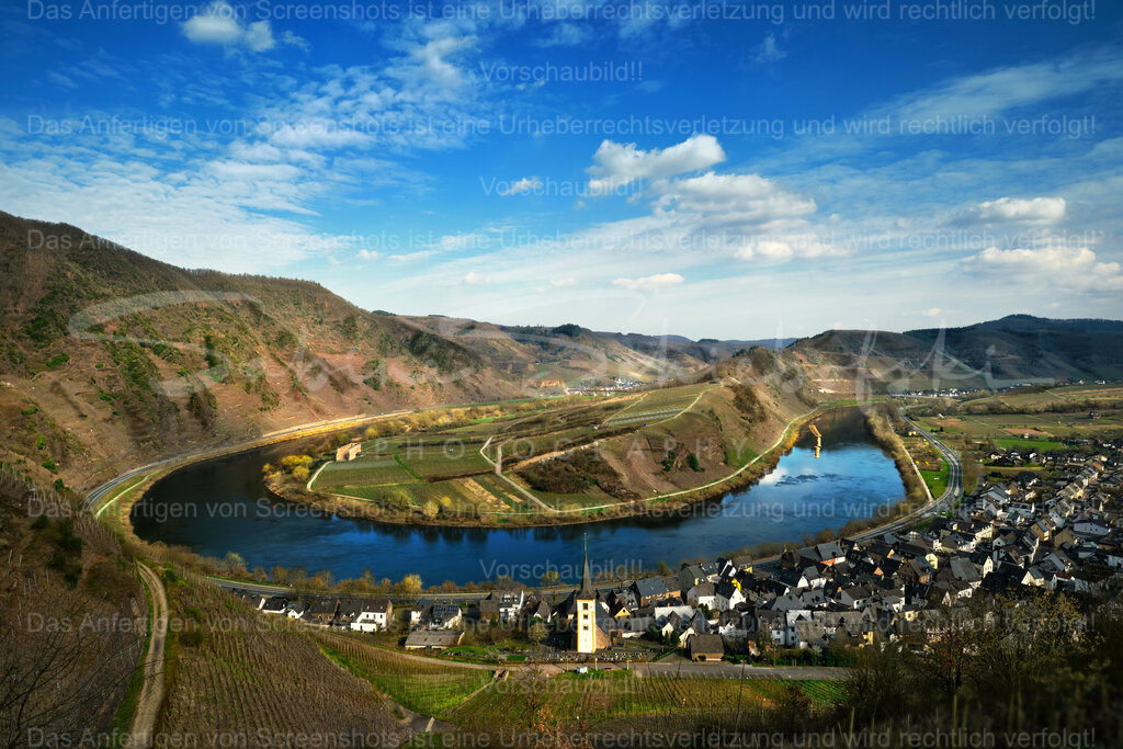 Die Moselschleife bei Bremm | Die wunderschöne Moselschleife bei Bremm, Blick vom "Calmont". Im Vordergrund ist die St. Laurentius Kirche von Bremm zu sehen. - Realisiert mit Pictrs.com