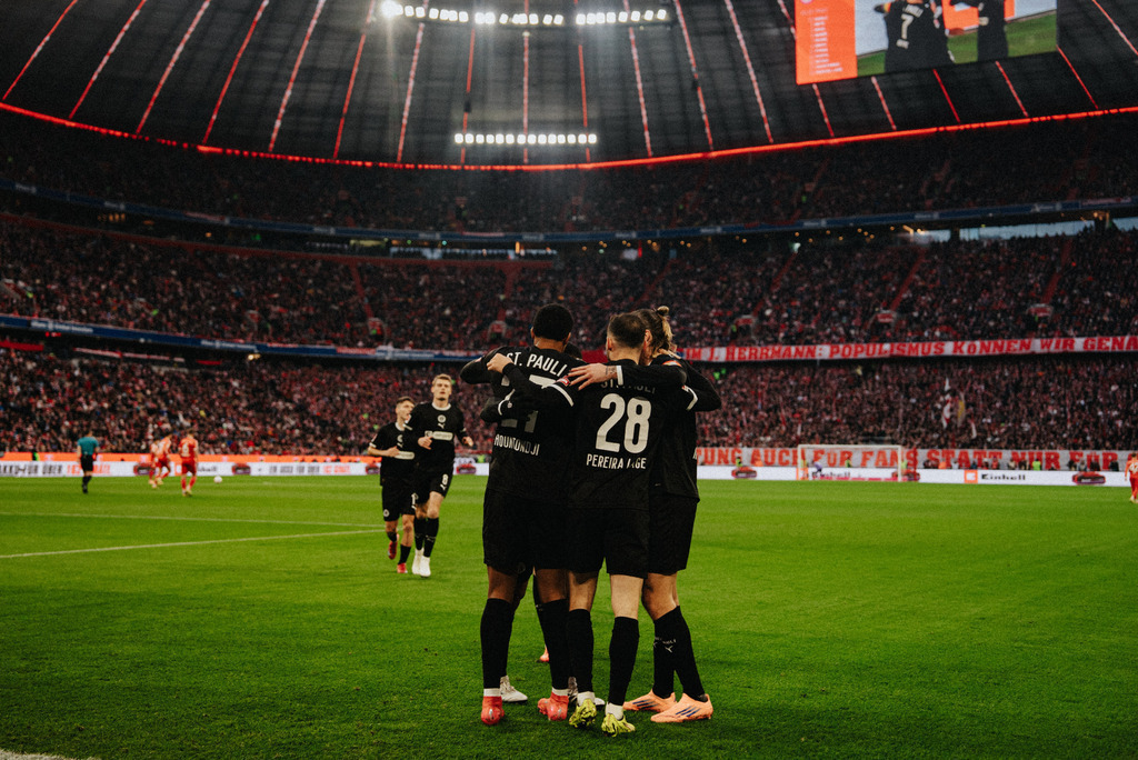 _STP8436 | Der offizielle Shop für FC St. Pauli Fotos. Wähle aus Spielszenen & Fanmomenten dein FCSP Wunschformat. Wir liefern Millerntor-Atmosphäre.