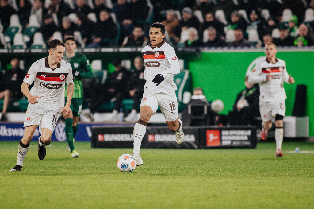 IMG_2990 | Der offizielle Shop für FC St. Pauli Fotos. Wähle aus Spielszenen & Fanmomenten dein FCSP Wunschformat. Wir liefern Millerntor-Atmosphäre.