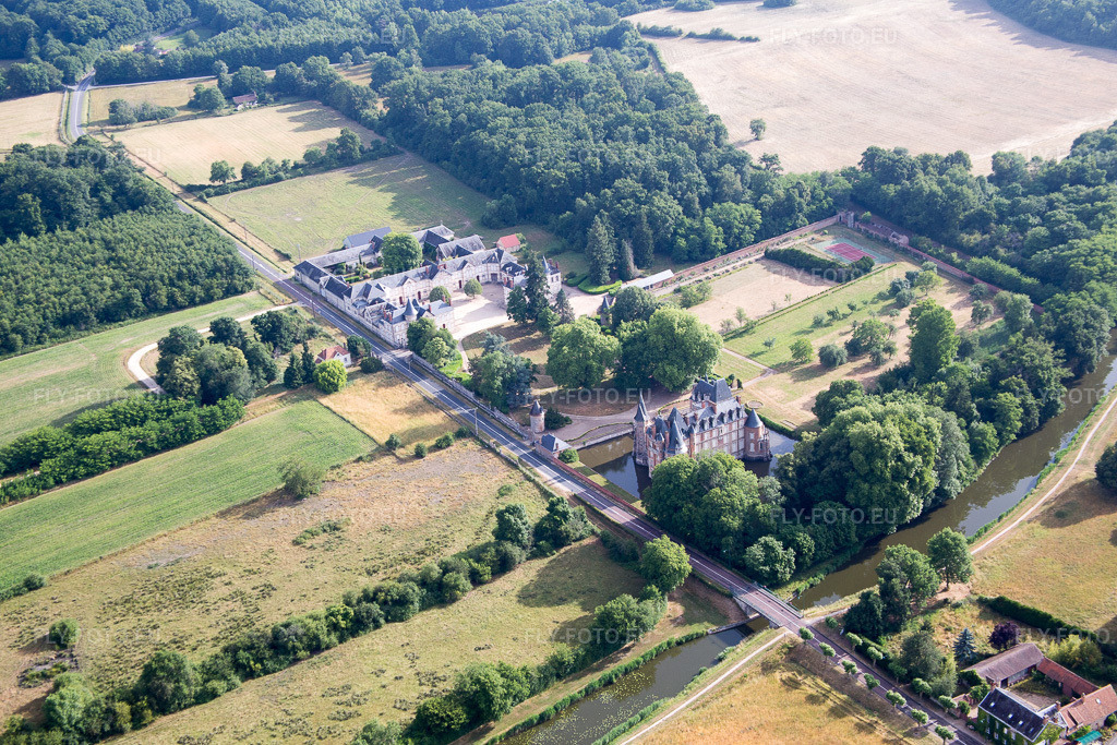 Vue aérienne: Vue de la ville à Combreux dans le département Loiret, France. Photo: IMG_082566.jpg prise le 21/06/2015 par Werner Riehm/FLY-FOTO.eu – Résolution de l'original: 5472 x 3648 px