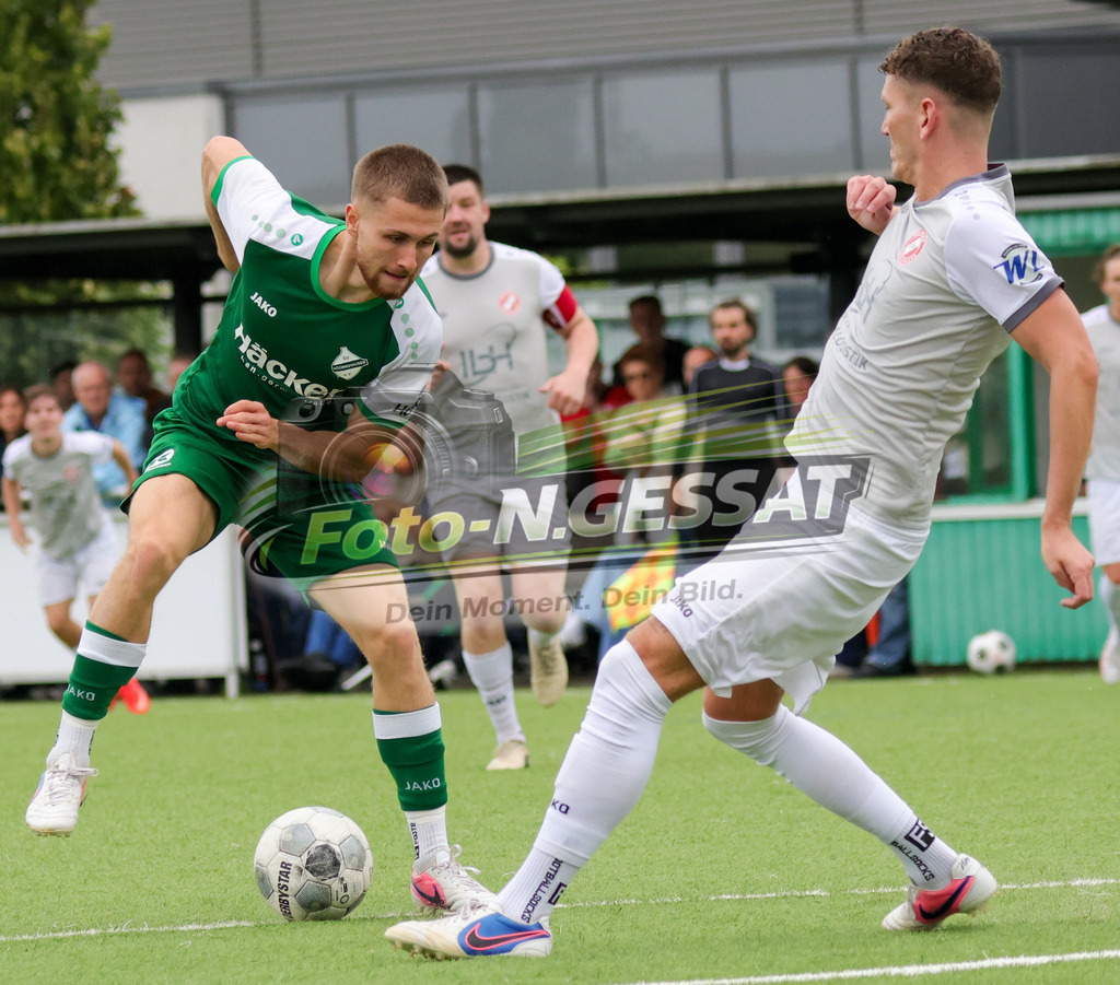 SV Rödinghausen II - FC RW Kirchlengern | Auf dem Bild zu sehen: ; grün SV Rödinghausen II: Tim Schmid ; grau FC RW Kirchlengern: Manuel RahdeSV Rödinghausen II, FC RW Kirchlengern, Saison 26/27, Westfalenliga, Rödinghausen, Deutschland - Realisiert mit Pictrs.com