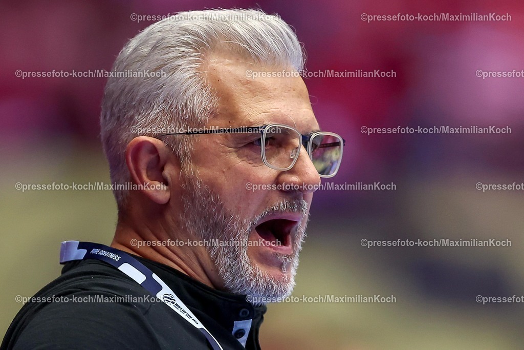 EHF16012601124 | 16.01.2026, Handball, Men's EHF EURO 2026, Portugal - Rumänien, Jyske Bank Boxen in Herning, Dänemark, Preliminary Round:  Headcoach George Ionut Buricea (Romania #hc) gestikulierend am Spielfeldrand  