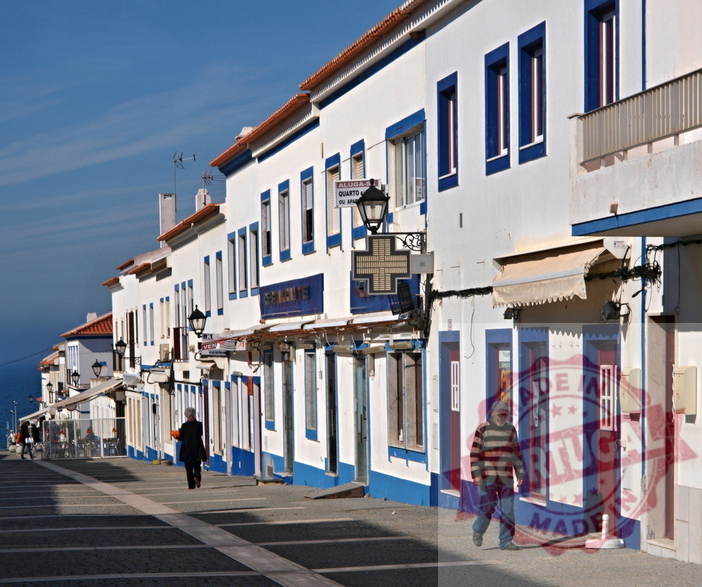 Sidewalk street with traditional Portuguese buildings and walking people | Traditional houses with white and blue facades along a paved street in Portugal - Realisiert mit Pictrs.com