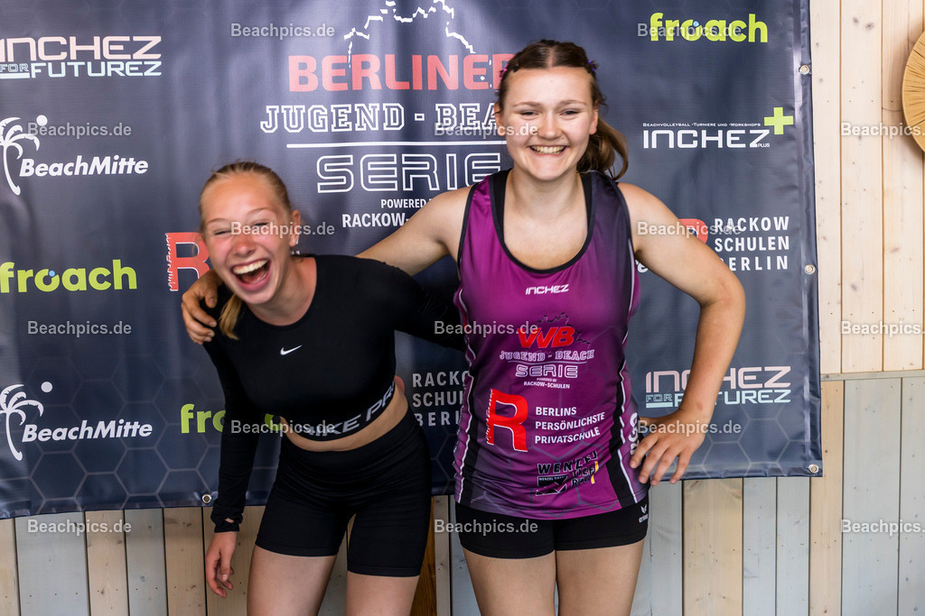 2025-200076249-Jugend-Beach-Serie-Fotobox | Pinar Atalay, Bundeskanzler Friedrich Merz 31.05.2025; Berlin Foto: Gerold Rebsch - www.beachpics.de