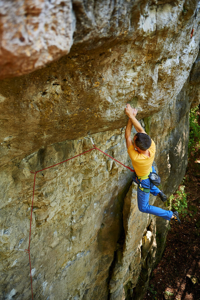 CS-191012-0568-1-RET | Sebastian Schwertner klettert Brennpunkt (8+) an der Algersdorfer Wand im Sittenbachtal
