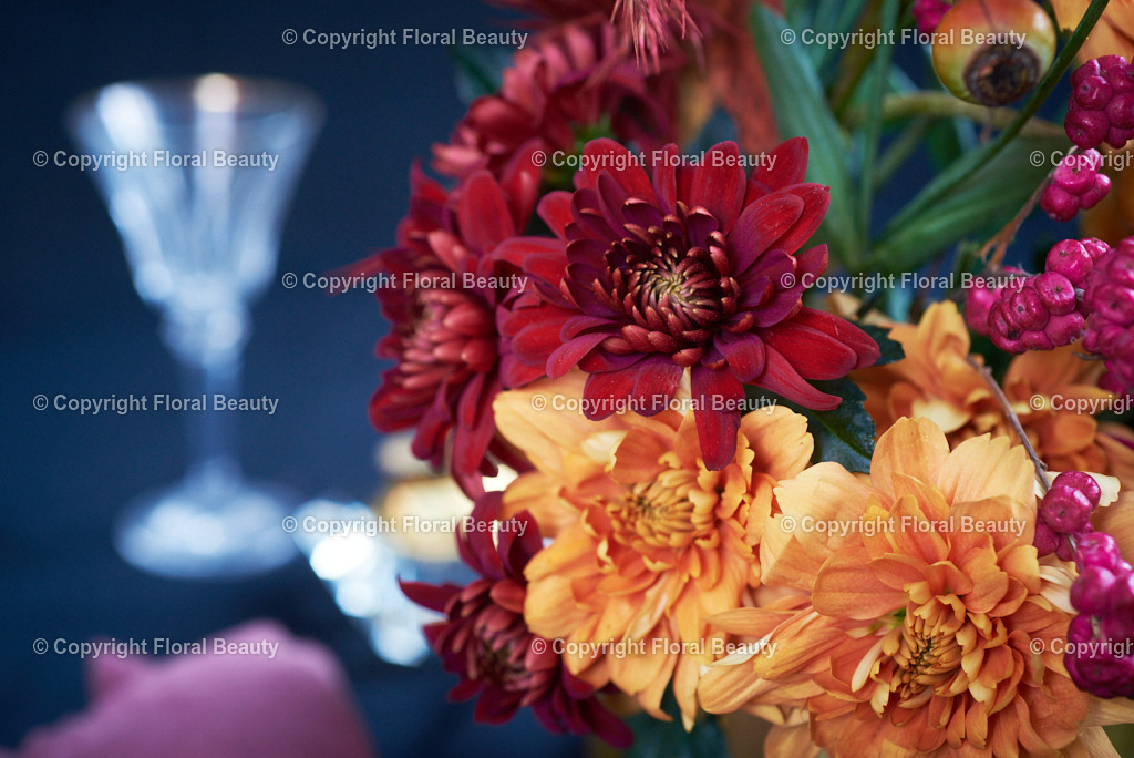 Rot-oranger Strauß aus Nelken und Chrysanthemen | Onlineshop für hochwertige Wandbilder. Bei uns findet ihr selbstgestaltete Blumenmotive. Das perfekte Geschenk, als Praxisdeko oder die eigene Wohnung. Alle künstlerischen Blumenfotos sind auf Leinwand, FineArtPrint, Kunstdruck und vielem mehr zu erwerben - Realized with Pictrs.com