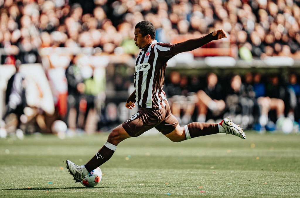 FCSP_YD-4383 | Der offizielle Shop für FC St. Pauli Fotos. Wähle aus Spielszenen & Fanmomenten dein FCSP Wunschformat. Wir liefern Millerntor-Atmosphäre.