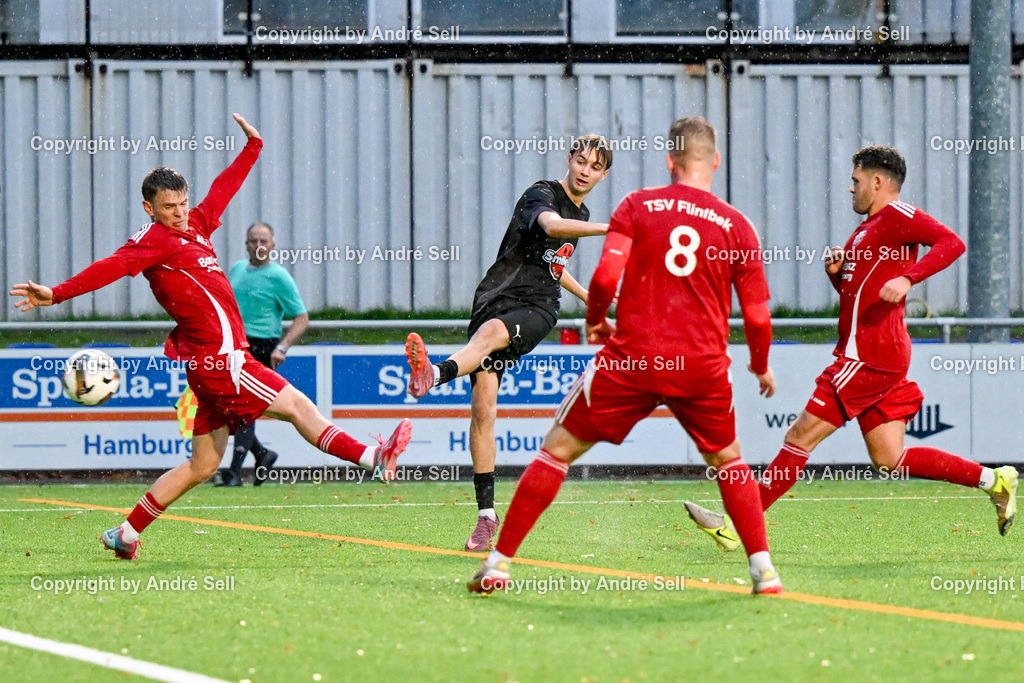 FC Kilia Kiel II vs TSV Flintbek | Dastyn-Sven Ritter (Kilia #27 erzielt den Siegtreffer zum 3-2 vs Niklas Kock (Flintbek #10) &amp; Corvin Rehder (Flintbek #8) &amp; Malik Ferhat (Flintbek #24) / Fußball-Verbandsliga Ost Männer 2026/2027 / FC Kilia Kiel II vs TSV Flintbek / Kilia Sportplatz / Kiel / 10.10.26 - Realisiert mit Pictrs.com