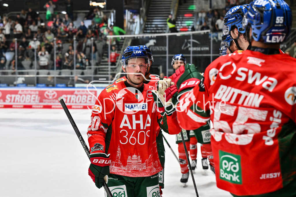 Augsburger Panther - Iserlohn Roosters | Jubel der Panther nach dem Treffer zum 2-1 durch Kyle MAYHEW (Augsburger Panther 27) / Tor / Torschuetze / Freude / Happy / Penny DEL: Augsburger Panther - Iserlohn Roosters; Curt Frenzel Stadion am 21.09.2025 / Cody KUNYK (Augsburger Panther #20)