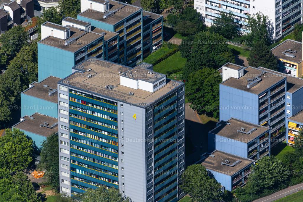 4033791 | FREIBURG IM BREISGAU 30.06.2020 Hochhaus- Gebäude im Wohngebiet an der Krozinger Straße im Ortsteil Weingarten in Freiburg im Breisgau im Bundesland Baden-Württemberg, Deutschland. // High-rise building in the residential area on street Krozinger Strasse in the district Weingarten in Freiburg im Breisgau in the state Baden-Wuerttemberg, Germany. Foto: Gerhard Launer