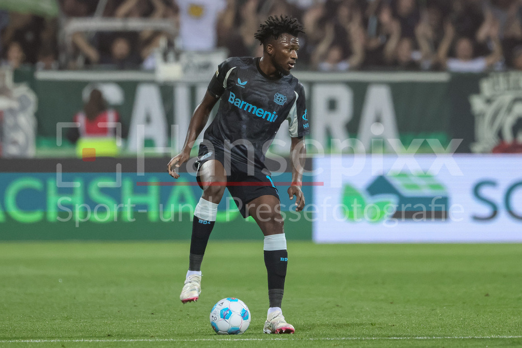 Fussball, Bundesliga, SV Werder Bremen - Bayer 04 Leverkusen | v.li.: Edmond Tapsoba (Bayer 04 Leverkusen, 12) am Ball, Freisteller, Einzelbild, Ganzkörper, Aktion, Action, Spielszene, DIE DFL-RICHTLINIEN UNTERSAGEN JEGLICHE NUTZUNG VON FOTOS ALS SEQUENZBILDER UND/ODER VIDEOÄHNLICHE FOTOSTRECKEN. DFL REGULATIONS PROHIBIT ANY USE OF PHOTOGRAPHS AS IMAGE SEQUENCES AND/OR QUASI-VIDEO.