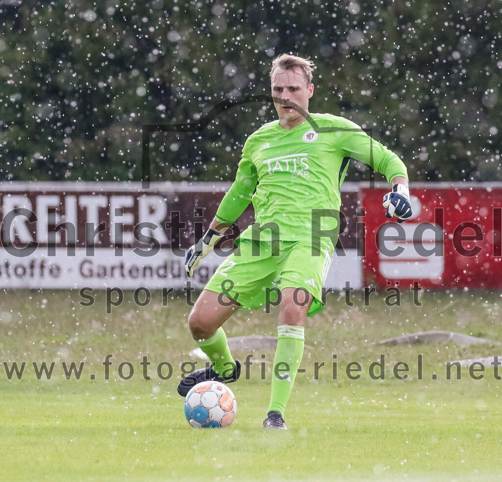 2023-07-29_034_FC_Moosinning_gegen_TuS_Raubling | Moosinning, Deutschland, 29.07.2023:
Fußball, Bezirksliga Oberbayern Ost 2023 / 2024, 1. Spieltag, FC Moosinning gegen TuS Raubling, Endergebnis: 0:7

Torwart Maximilian Wunderlich (TuS Raubling, #1)

Foto: Christian Riedel / fotografie-riedel.net
