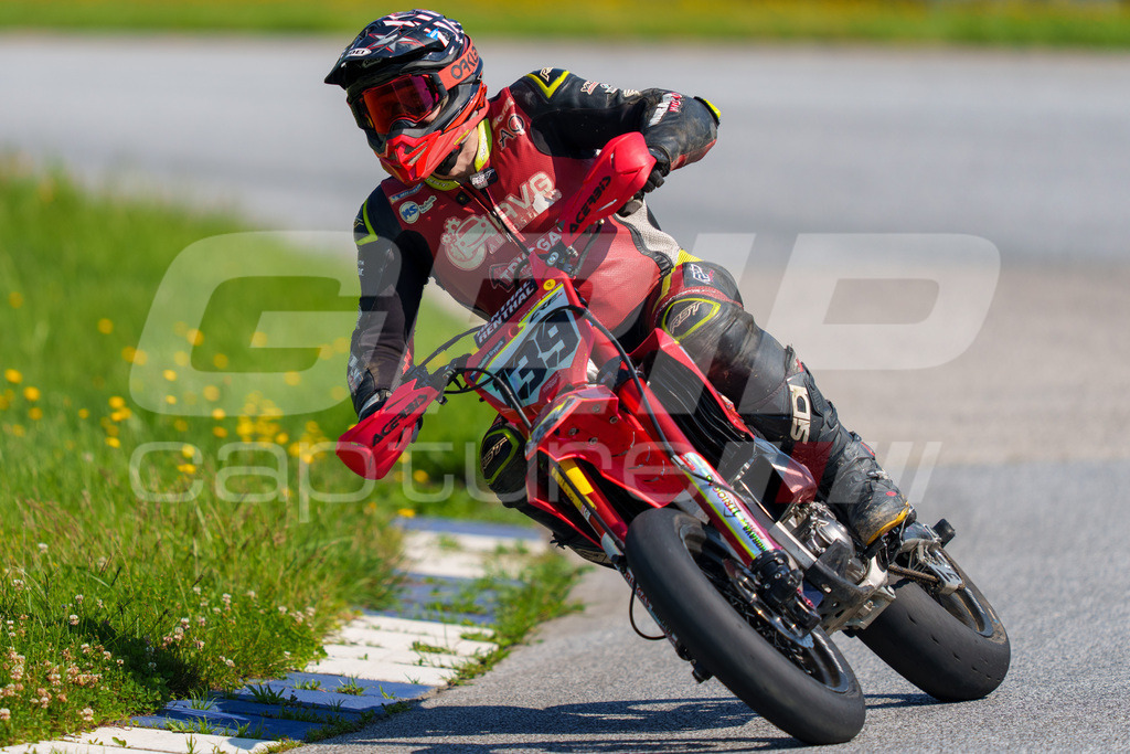 SuperMoto_Staatsmeisterschaft_Greinbach_300 | GRIPcapture steht für authentische Sportfotografie in Österreich – für Momente, die mehr sind als Geschwindigkeit oder Ergebnis. Es geht um Emotion, Spannung, Fokus und den Augenblick, der oft nur einen Wimpernschlag dauert.Ob Motorsport, Teamsport oder 
