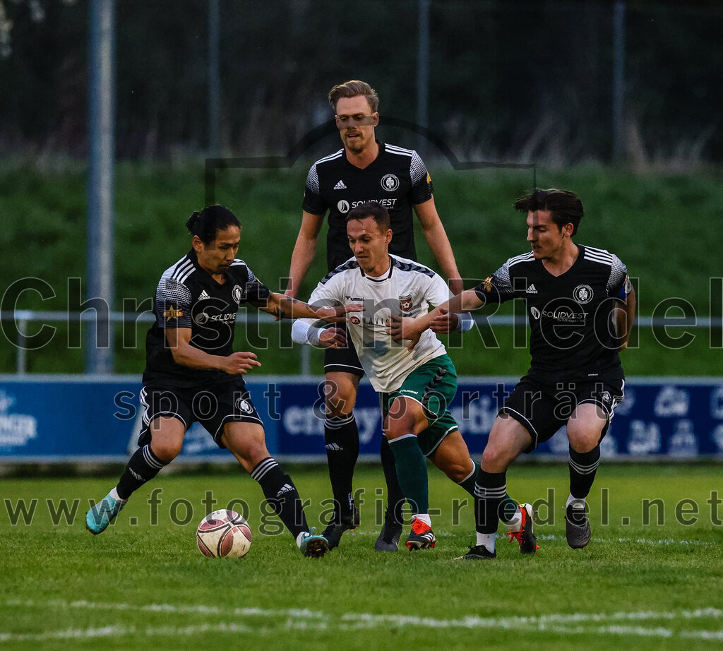 2024-04-05_045_FC_Schwaig_gegen_SV_Pullach | Oberding, Deutschland, 05.04.2024:
Fußball, Landesliga Südost 2023 / 2024, 28. Spieltag, FC Schwaig gegen SV Pullach, Endergebnis: 2:0

Keita Kawai (SV Pullach, #17), Maximilian Stapf (SV Pullach, #23), Maximilian Hellinger (FC Schwaig, #23), Mathis Horndasch (SV Pullach, #3)

Foto: Christian Riedel / fotografie-riedel.net