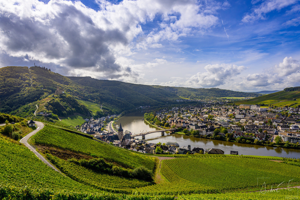 Bernkastel-Kues im frühen Herbst | Aus der Lage "Bernkasteler Graben" ganz in der Nähe der Aussichtsplattform eröffnet sich diese Ansicht von Bernkastel-Kues bis nach Andel die Mosel hinauf. 