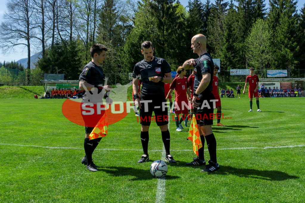 Portugal  U15 -Czech Republic U15 | Ankick, EMANUEL KULTERER (Referee), MATHIAS BODNER (Assistant Referee), JAN LAP (Assistant Referee); Portugal  U15 -Czech Republic U15 am 29.04.2022 in Arnoldstein
(Sportplatz), AUSTRIA, (Photo by Ernst Krawagner sport-fan.at) - Realisiert mit Pictrs.com