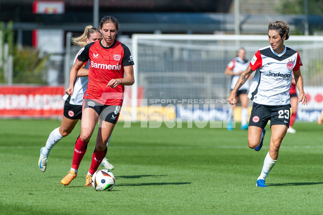 20240915NSZ_1089 | v.l. Caroline Kehrer (Bayer Leverkusen,No.09) und Sara Doorsoun (Eintracht Frankfurt,No.23)DEU, Leverkusen, 15.09.2024 Fußball, Google Pixel Frauen-Bundesliga, Saison 2024/2025, Bayer 04 Leverkusen - Eintracht Frankfurt - Realisiert mit Pictrs.com