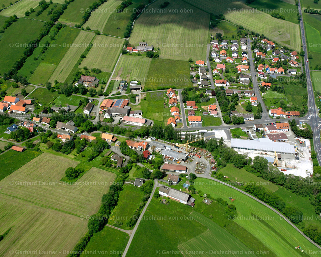 2614037 | EICHENROD 09.06.2006 Landwirtschaftliche Nutzflächen und Feldgrenzen  umsäumen das Siedlungsgebiet des Dorfes in Eichenrod im Bundesland Hessen, Deutschland // Agricultural land and field boundaries surround the settlement area of the village  in Eichenrod in the state Hesse, Germany Foto: Gerhard Launer
