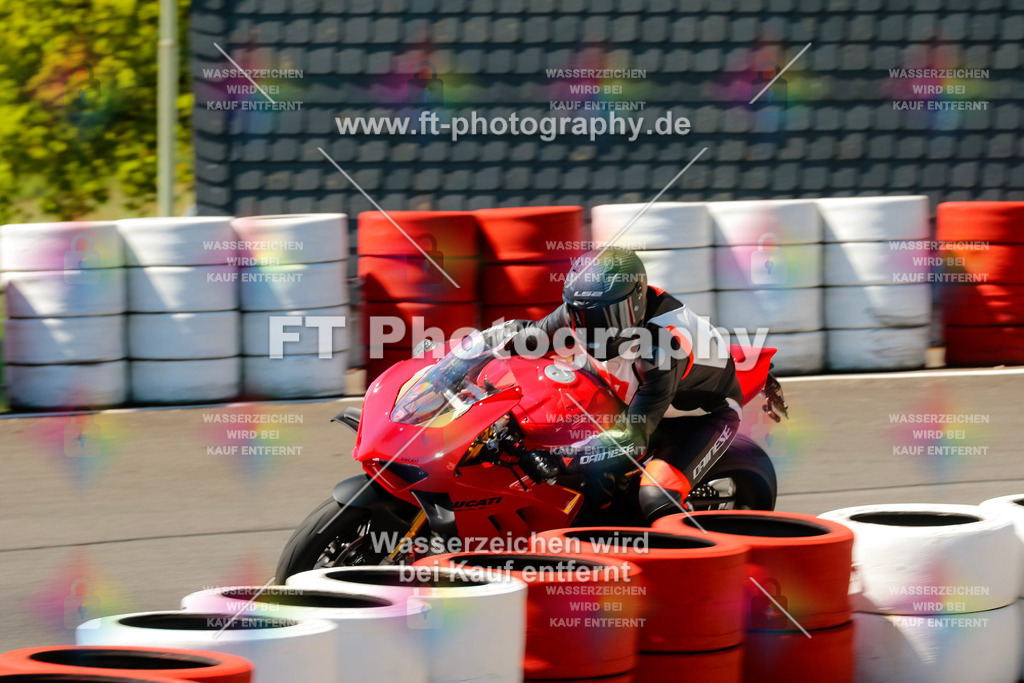 Moto-TeamOBK-21957 | Hier findet Ihr Bilder von Touristenfahrten auf der Nürburgring Nordschleife oder von anderen Veranstaltungen die ich besucht habe. Viel Spass beim Durch Schauen 